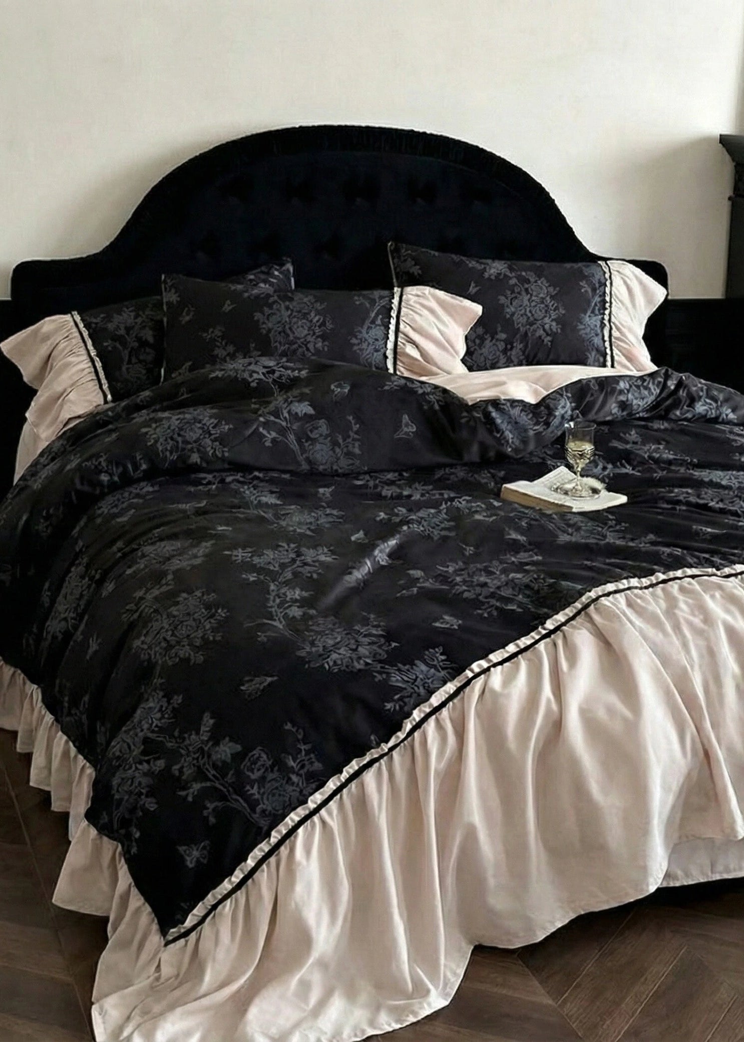  - Ever Lasting - Jacquard Gilded Velvet Ruffled Bedding Set / Black - Bedding Set - Ever Lasting
