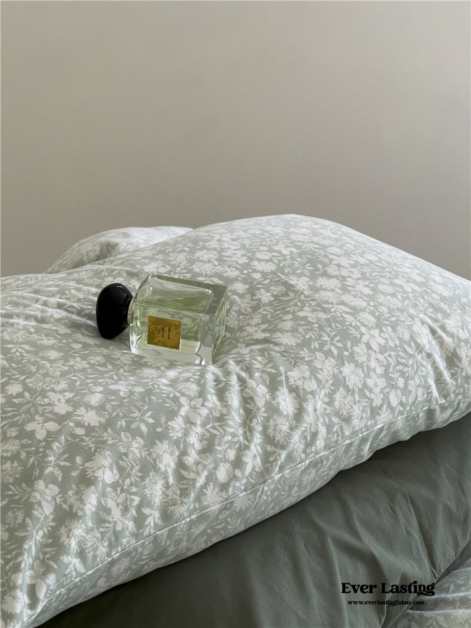 Jersey Knit Cotton Floral Bedding Set / White + Dark Blue - Ever Lasting