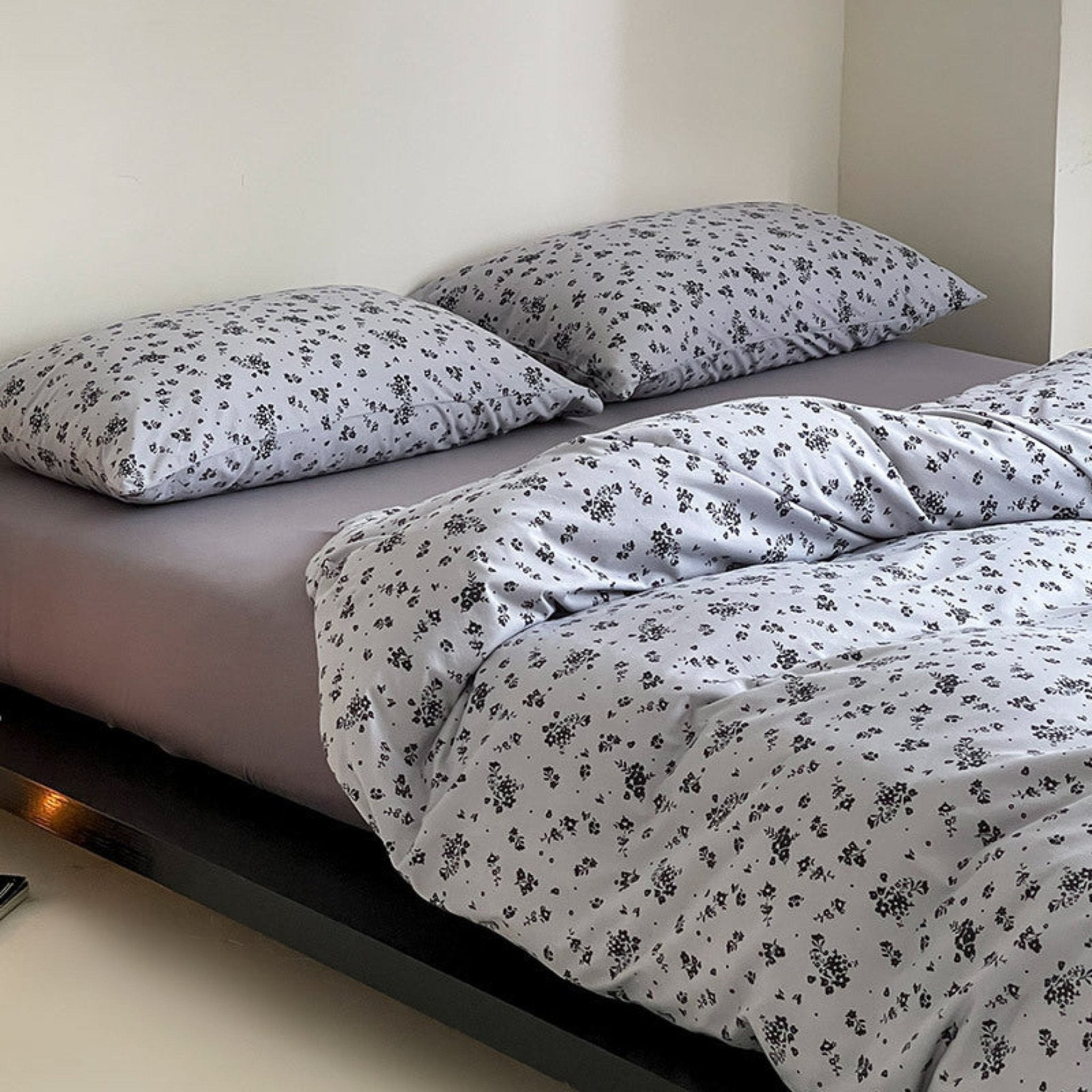 Jersey Knit Cotton Floral Bedding Set / White + Dark Blue - Ever Lasting