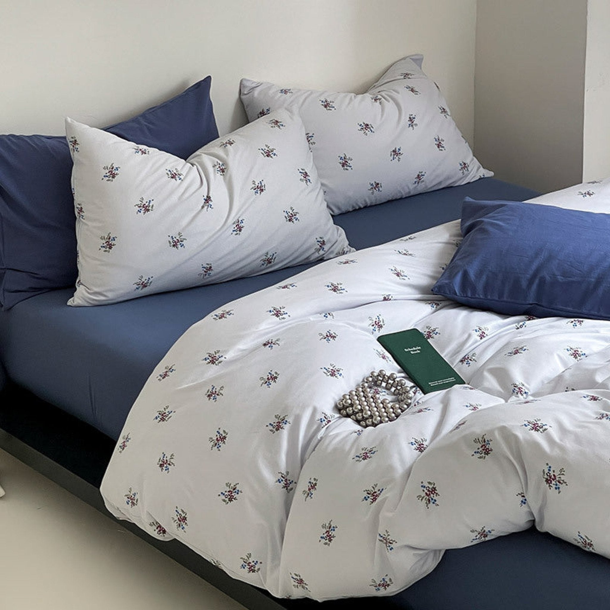 Jersey Knit Cotton Floral Bedding Set / White + Dark Blue - Ever Lasting
