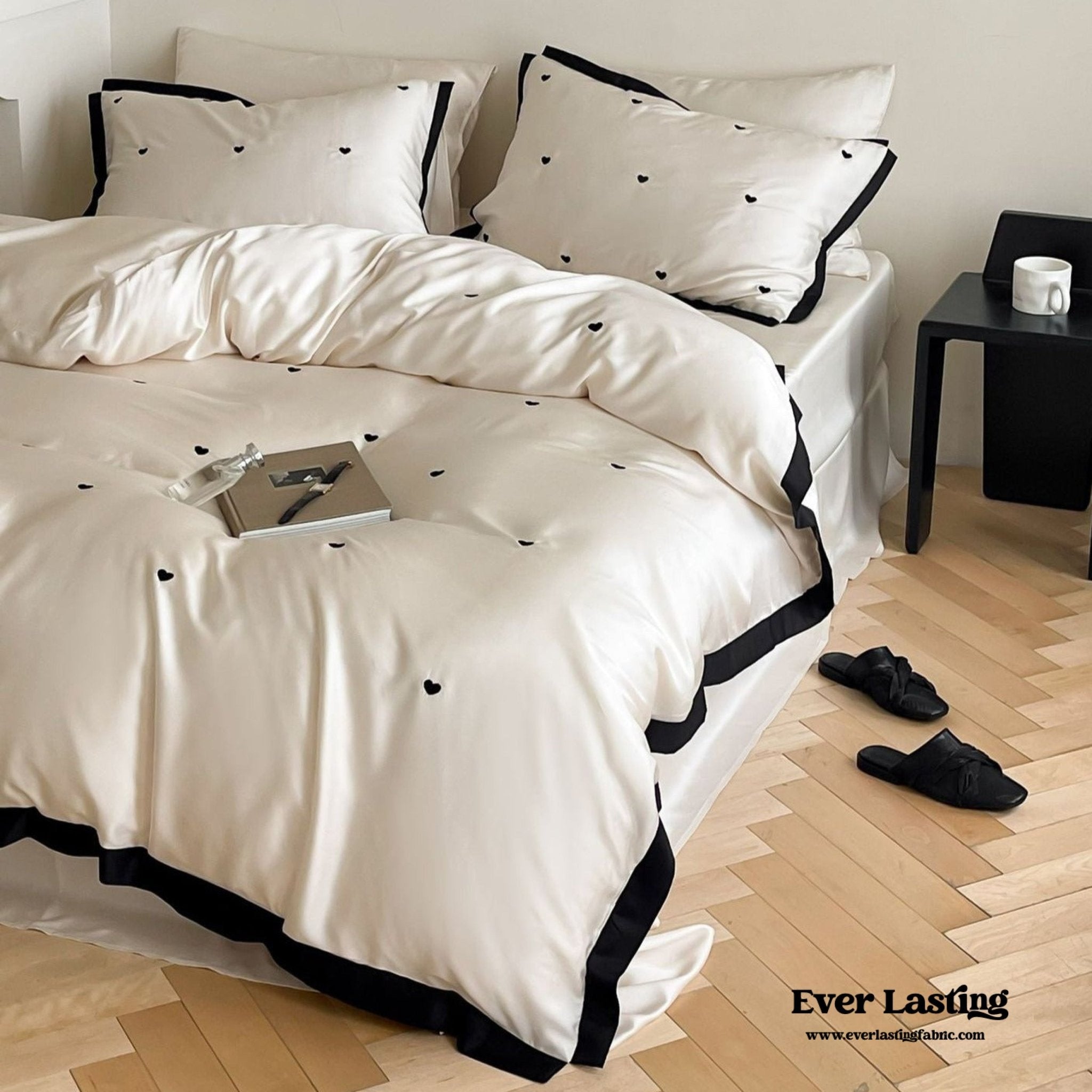 Silky Black Heart White Bedding Set / White + Black - Ever Lasting