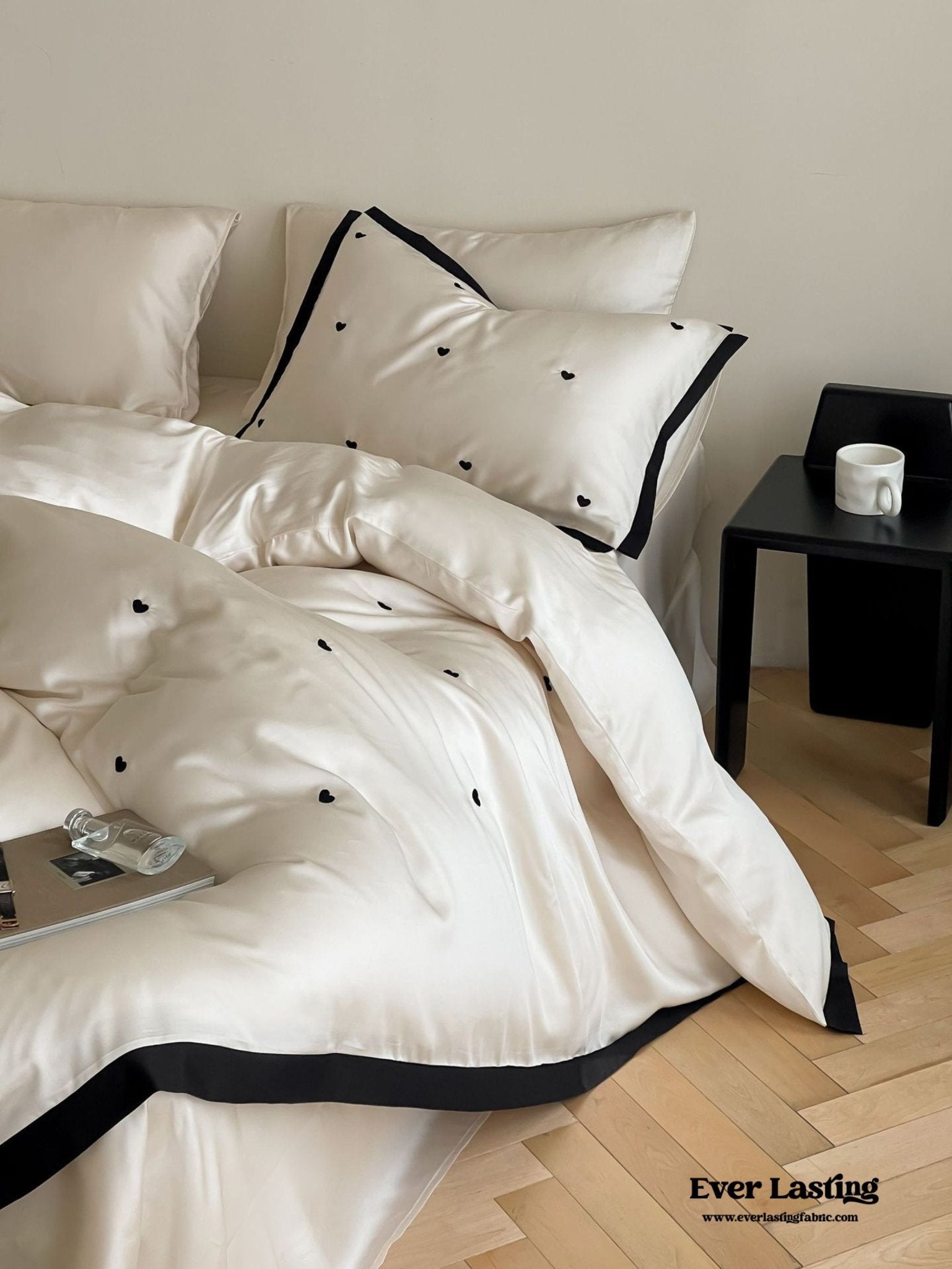 Silky Black Heart White Bedding Set / White + Black - Ever Lasting