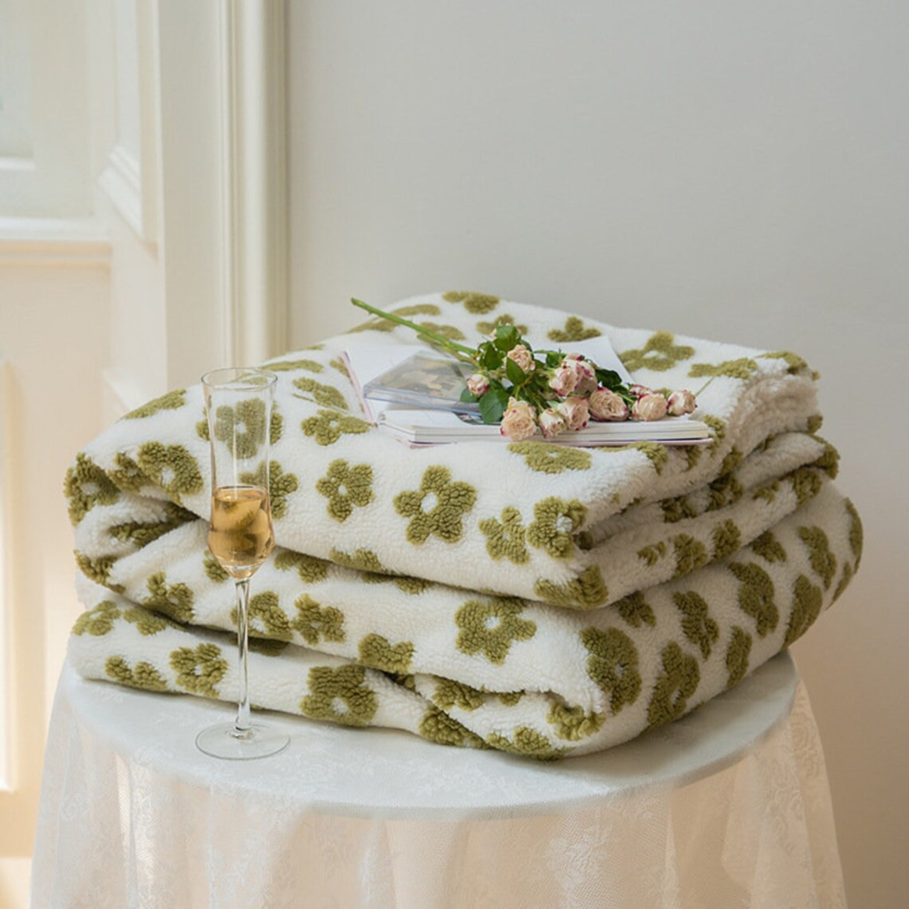 https://everlastingfabric.com/cdn/shop/files/teddy-fleece-floral-blanket-green-small-blankets-263.jpg?v=1696506336